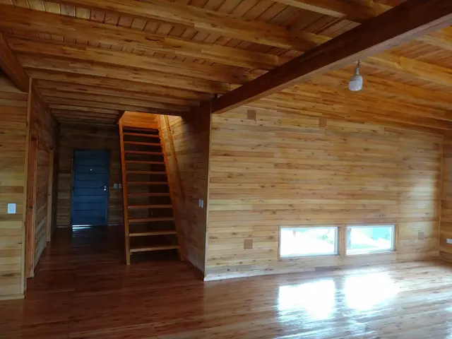 Interior de Cabaña de madera de dos plantas